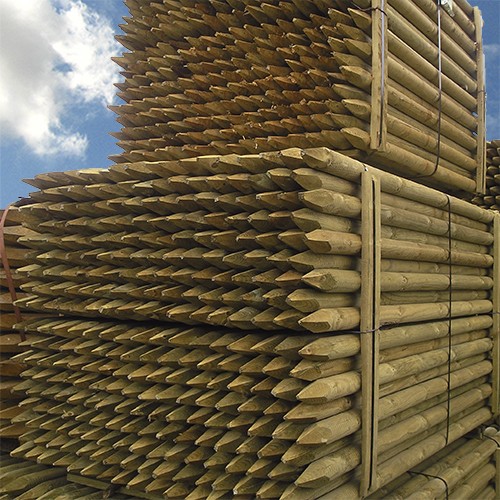 Poste de madera de pino torneada y con punta. Estaca de pino