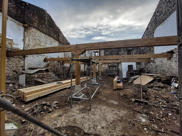 Artesoba - casa de piedra con madera laminada